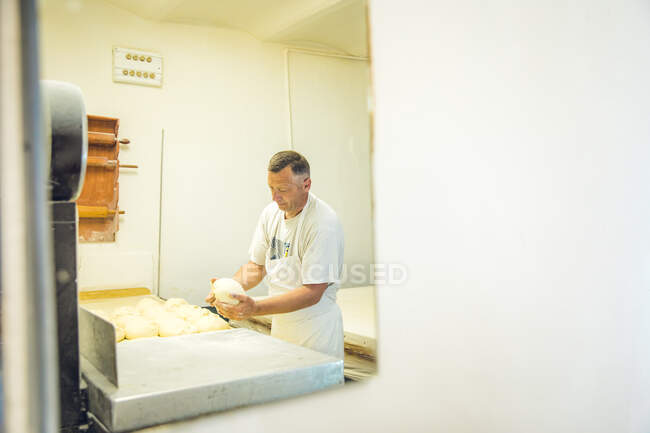 Balkan Man Shaping Dough em uma loja de massas em Belgrado, Sérvia — Fotografia de Stock