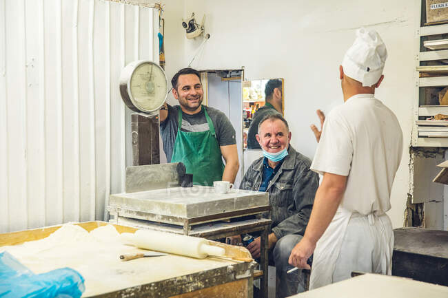 Propriétaire et employés faisant une pause dans une boulangerie à Belgrade, Serbie — Photo de stock