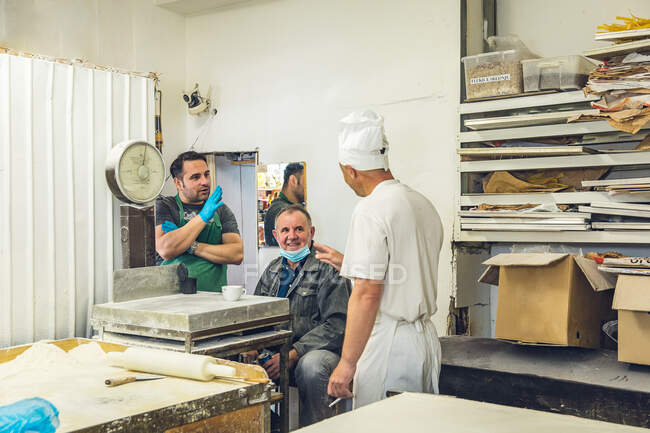 Des employés d'une boulangerie racontent des histoires à Belgrade, en Serbie — Photo de stock