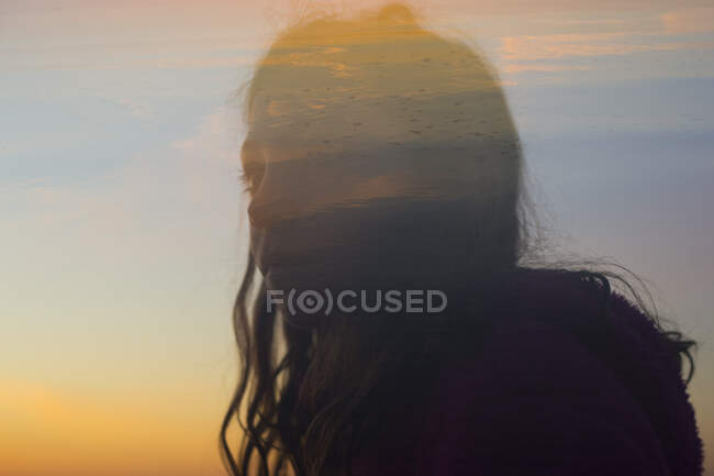 Doppia esposizione della silhouette della ragazza all'alba — Foto stock