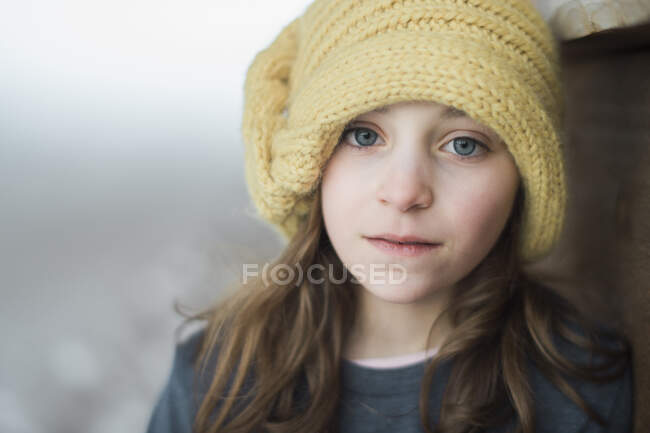 Синяя девушка в жёлтой вязаной шляпе — стоковое фото