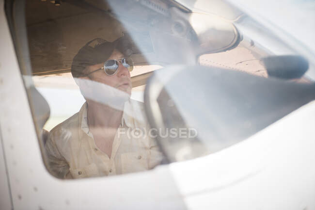 Pilota che guarda fuori dalla finestra dell'abitacolo — Foto stock