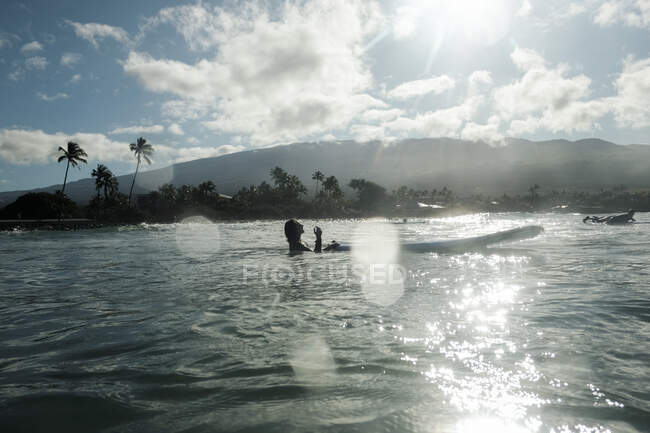 Chica en el agua con tabla de surf - foto de stock