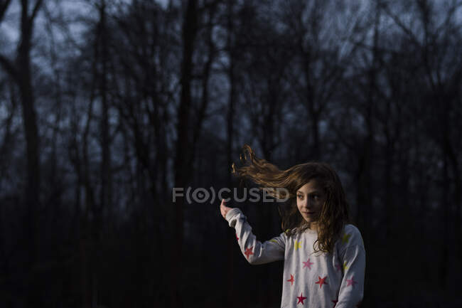 Menina lançando cabelo loiro no crepúsculo — Fotografia de Stock
