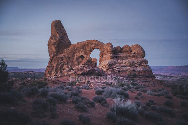 Arco de torreta por la mañana en el Parque Nacional Arches - foto de stock