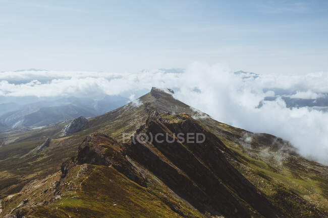 Mountain ridge and clouds rolling in and out at Cantabria, North Spain. — Fotografia de Stock