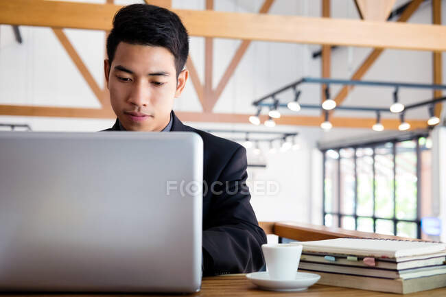 Jeune homme d'affaires travaillant avec un ordinateur portable. — Photo de stock