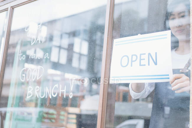Café-Besitzer eröffnet Geschäft. — Stockfoto