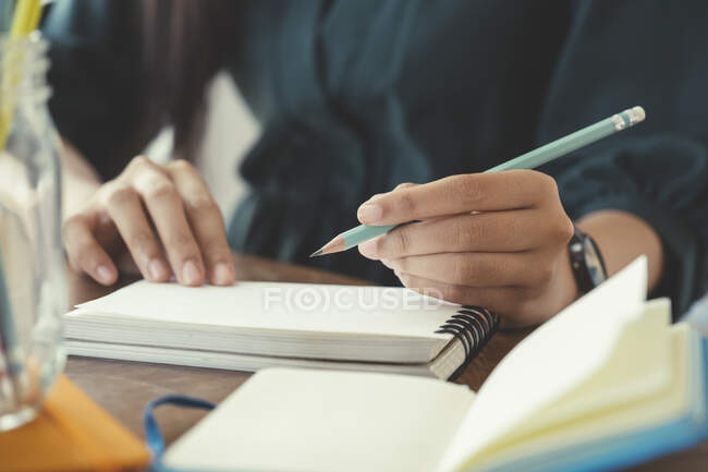 Крупним планом руки з ручкою, що пише на блокноті. Концепція освіти . — стокове фото