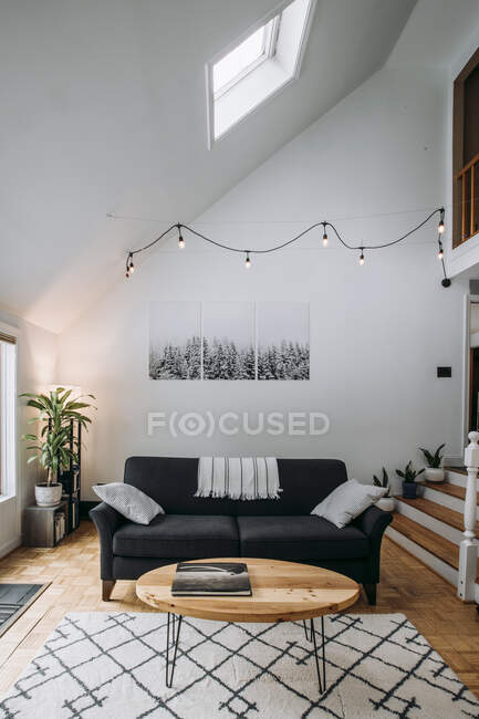 Интерьер скандинавской гостиной с диваном-журнальным столиком и ковром — стоковое фото