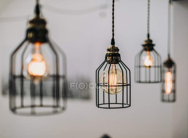 Lámpara vintage bombillas colgantes en el techo - foto de stock