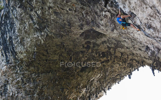Man climbing the arch at Moon Hill in Yangshuo — Stock Photo