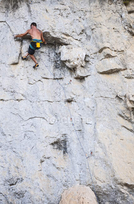 Man climbing rock face in Yangshuo — Stock Photo