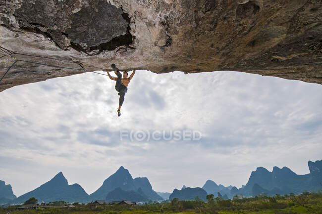 Uomo arrampicata ripida strapiombo in Yangshuo / Cina — Foto stock