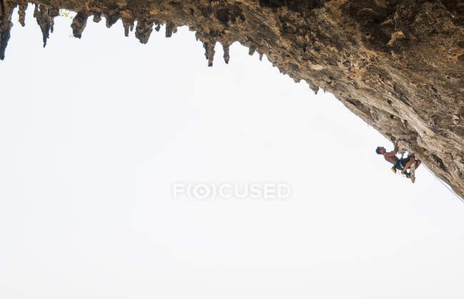 Mann besteigt den Bogen in Odin 's Höhle neben dem Mondhügel in Yangshuo — Stockfoto