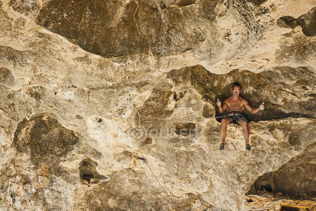 Человек отдыхает на выступе во время восхождения в Яншо / Китай — стоковое фото