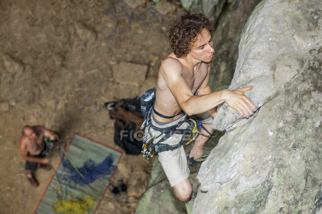 Giovane arrampicatore di sesso maschile nella grotta del tesoro di Yangshuo, Cina — Foto stock