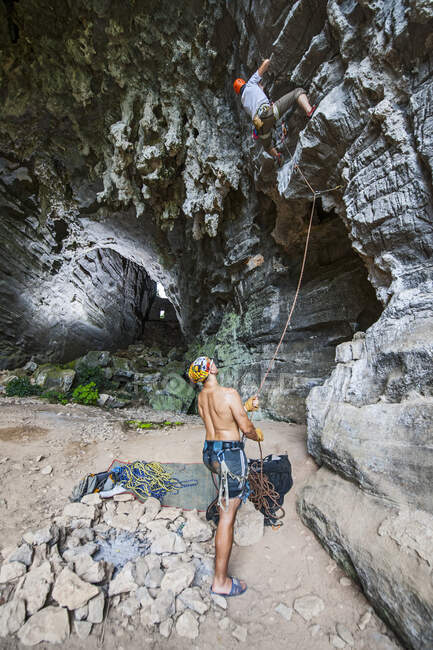 Двоє друзів, які сходять у печеру скарбів у Яншуо (Китай). — стокове фото