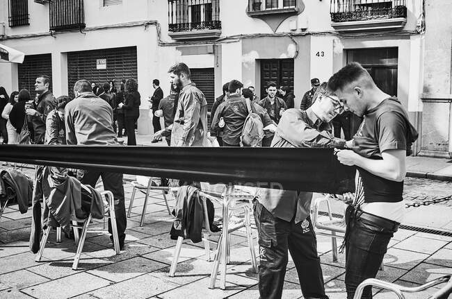 Semana Santa Española en Sevilla con nazarenos y celebración religiosa - foto de stock