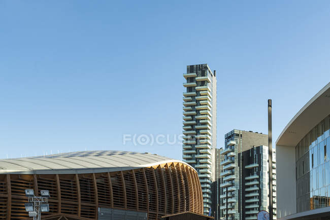 UniCredit-Pavillon im Geschäftsviertel mit Türmen im Hintergrund in Mailand — Stockfoto
