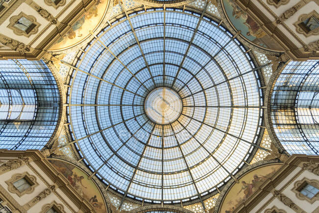 Interno della galleria commerciale milanese, italia — Foto stock