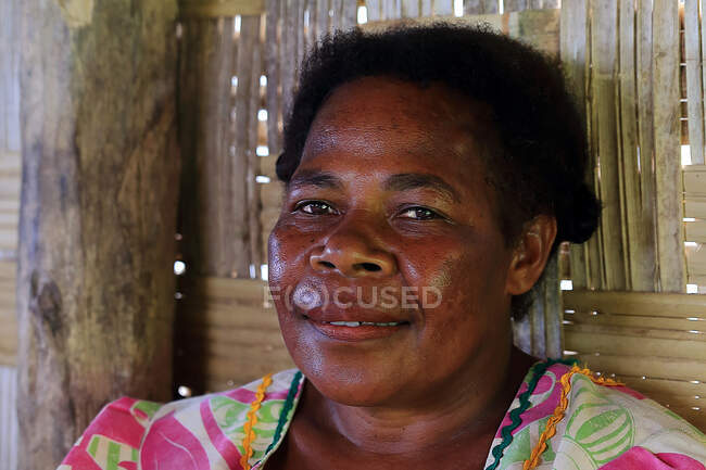 Доросла жінка в містечку Лонор (Вануату). — стокове фото