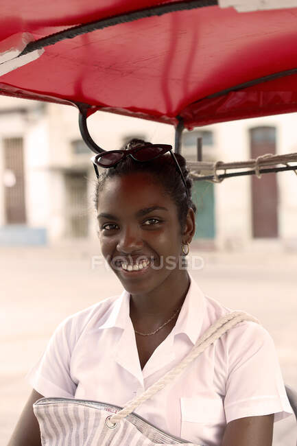 Mujer montando una bicicleta de taxi, cuba - foto de stock