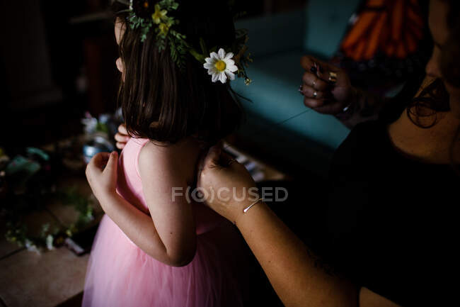 Тітка шиє спину сукні, щоб підходити племінниці — стокове фото