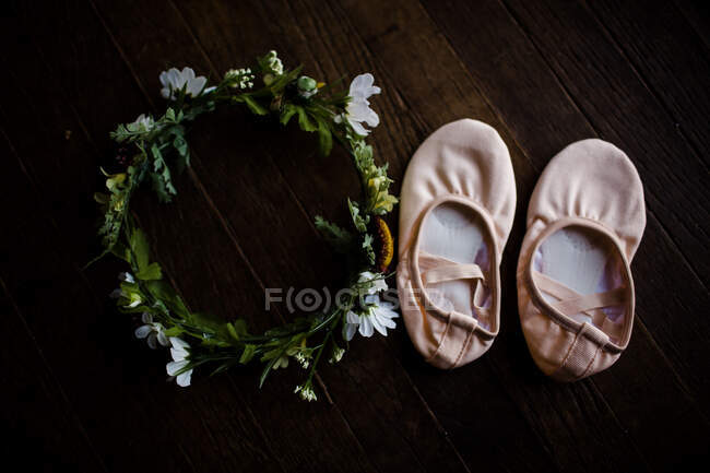 Corona de flores y pequeños zapatos de ballet - foto de stock