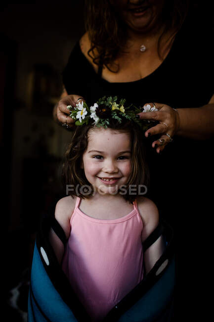 Tante plaçant la couronne de fleurs sur la tête de nièce — Photo de stock