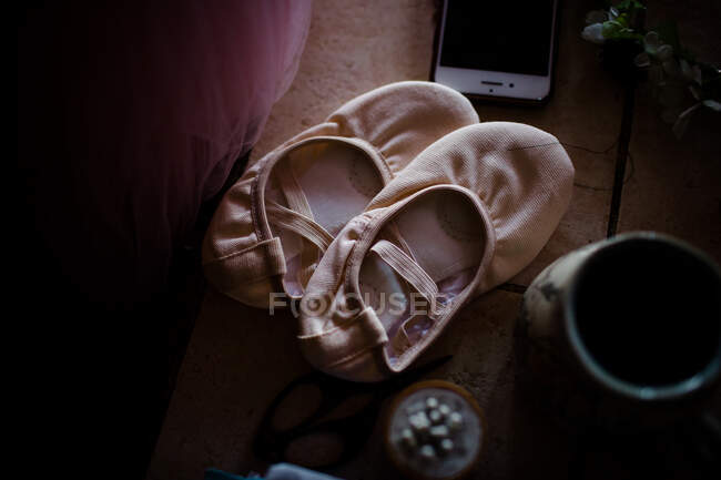 Sapatos de ballet sentados na mesa — Fotografia de Stock