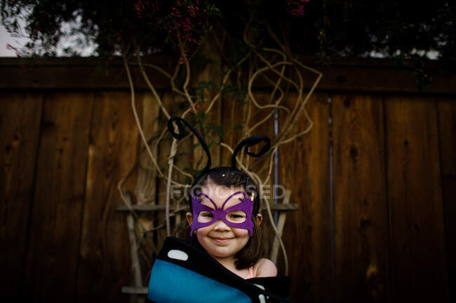 Mignonne petite fille en costume de papillon avoir du plaisir — Photo de stock
