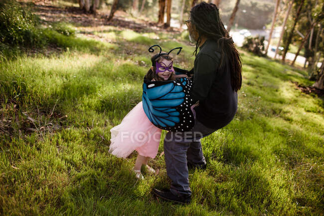 Tio e sobrinha em vestir-se jogando no campo — Fotografia de Stock