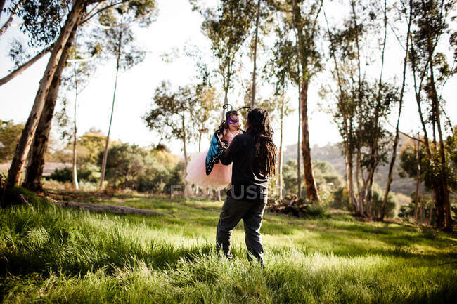 Дядя и племянница в костюме играют в поле — стоковое фото