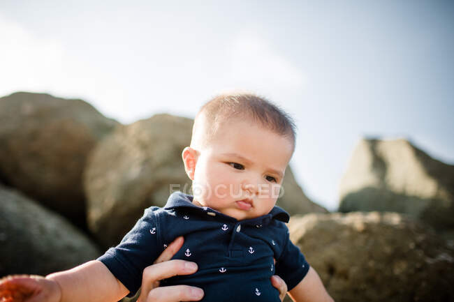 Семимесячный мальчик смешанных рас на пляже — стоковое фото