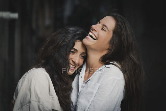 Красива пара дівчат-есерів обіймає один одного — стокове фото