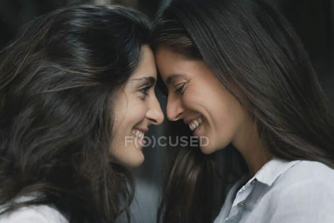 Красива пара дівчат-есерів обіймає один одного — стокове фото