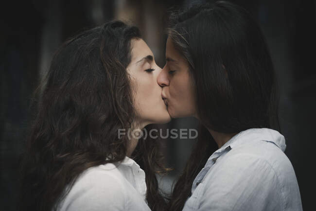 Bela esbian meninas casal beijando uns aos outros — Fotografia de Stock