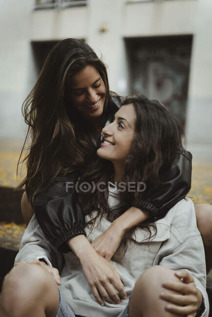 Bela esbian meninas casal abraçar uns aos outros — Fotografia de Stock
