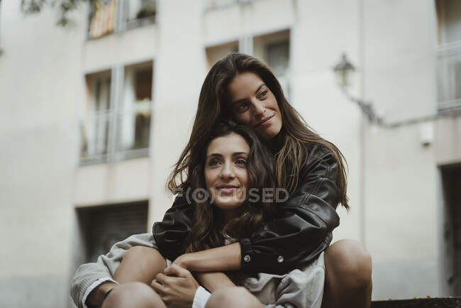 Schöne esbian girls paar umarmen einander — Stockfoto
