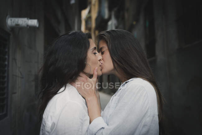 Beautiful esbian girls couple kissing  each other — Stock Photo