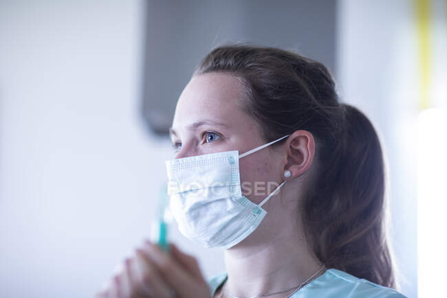 Медсестра с мундштук и шприцем — стоковое фото