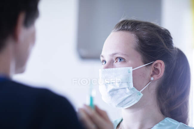 Медсестра і пацієнт з мундштуком і шприцом — стокове фото