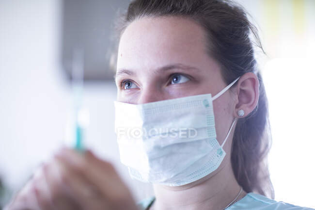 Медсестра с мундштук и шприцем — стоковое фото