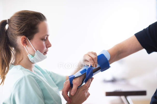 Медсестра делает браслет для пациентки — стоковое фото