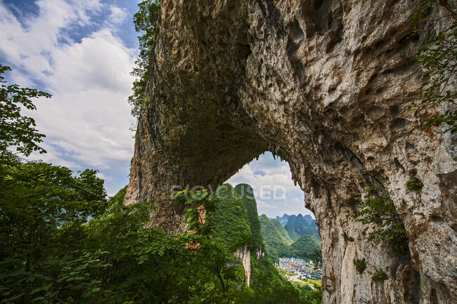 The iconic Moon Hill limestone arch close to Yangshuo — Stock Photo