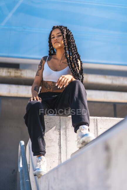 Jovem menina negra com tatuagens, dançarina armadilha sentado e olhando — Fotografia de Stock