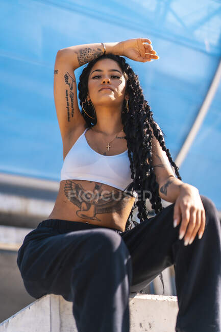 Jovem menina negra com tatuagens, armadilha dançarina com braço para cima — Fotografia de Stock