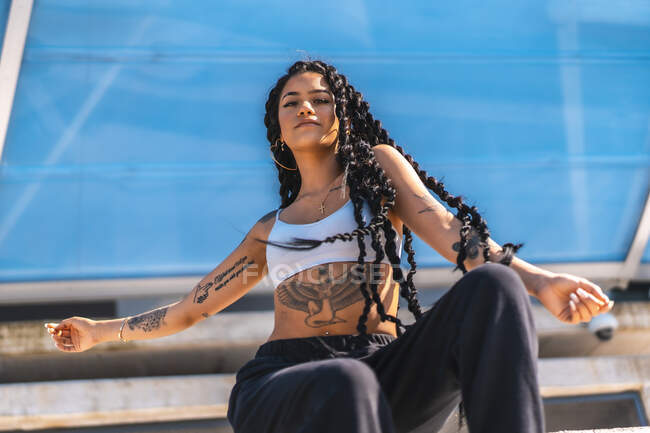 Young black girl with tattoos, trap dancer with open arms — Stock Photo