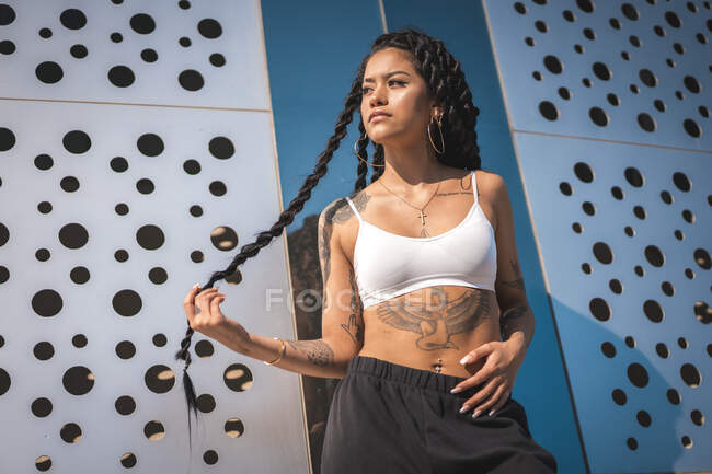 Junges schwarzes Mädchen mit Tätowierungen, Fallentänzerin mit schönem Hintergrund — Stockfoto